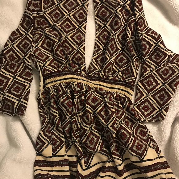 Burgundy and ivory bell sleeve romper - Picture 3 of 5
